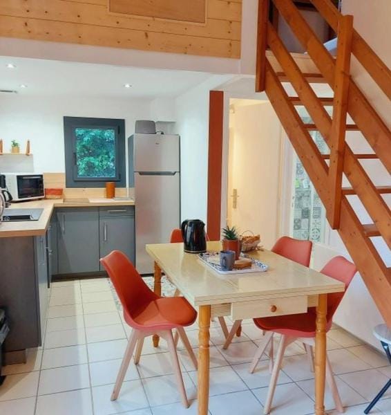 Kitchen or kitchenette, Dining area, minibar, pet friendly, stove, toaster