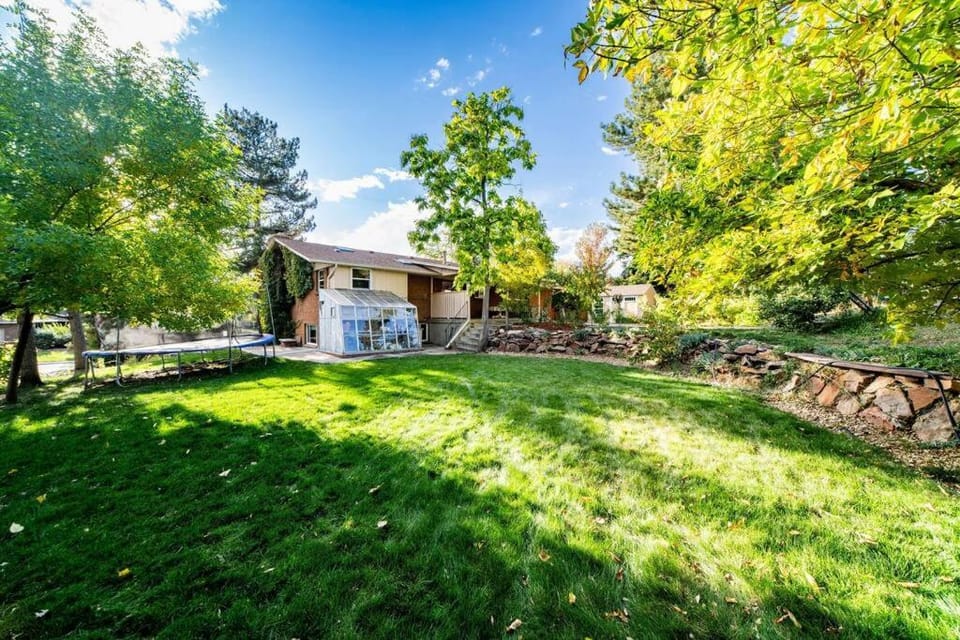 Central Location, Quiet Family Home, Private Yard. House in Applewood