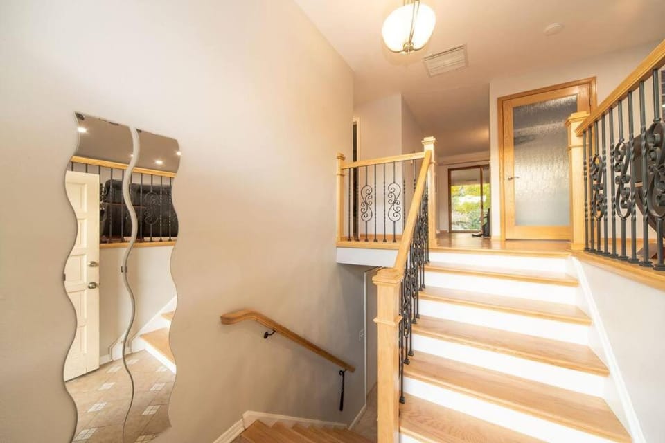 Central Location, Quiet Family Home, Private Yard. House in Applewood