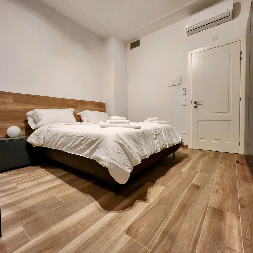 Bed, towels, air conditioner