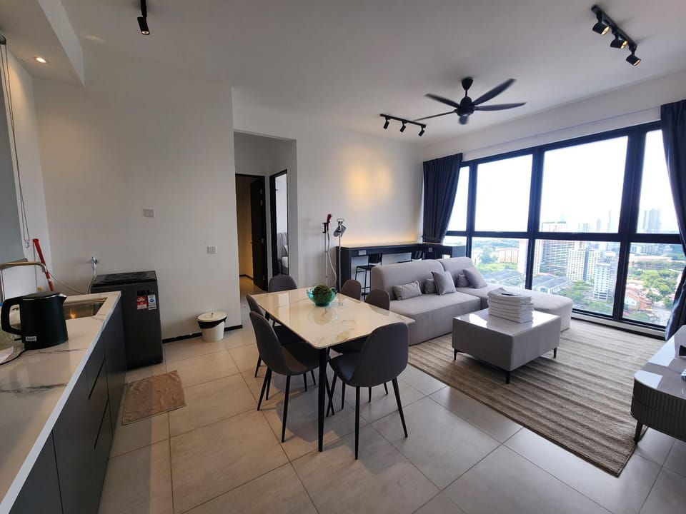 Bed, TV and multimedia, Living room, Photo of the whole room, Seating area, Dining area, Bedroom, fireplace