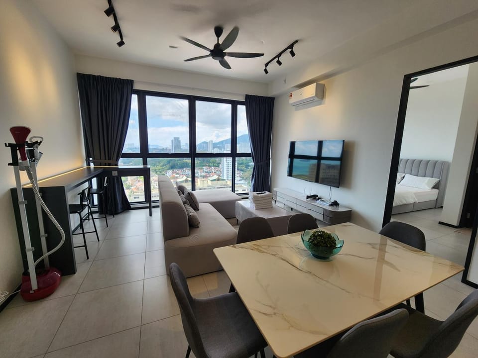 Bed, TV and multimedia, Living room, Photo of the whole room, Seating area, Dining area, Bedroom, fireplace, air conditioner