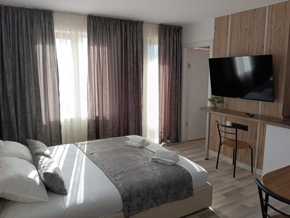 Communal lounge/ TV room, Bed, TV and multimedia, Photo of the whole room, Seating area, Bedroom