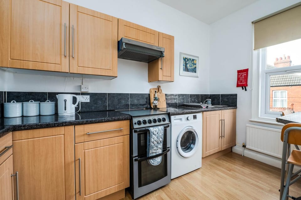 Spacious Apartment - Parking - Sleeps 5 Apartment in Grimsby