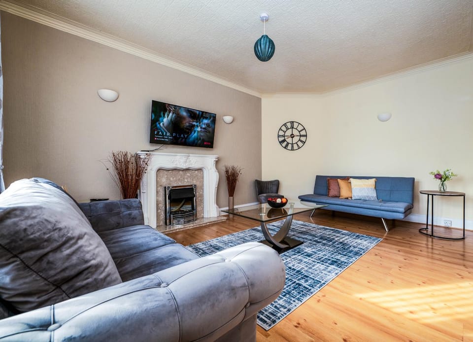 Spacious Apartment - Parking - Sleeps 5 Apartment in Grimsby