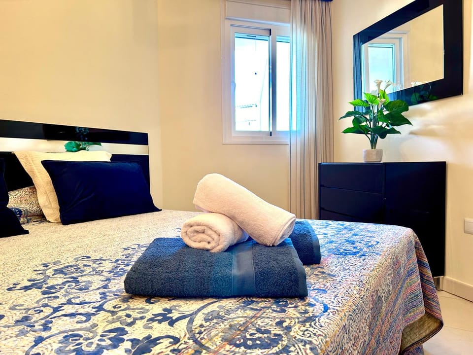 Bed, Bedroom, towels