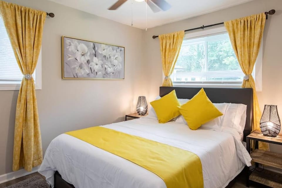 4 Bedrooms near the Atlanta Airport Apartment in College Park
