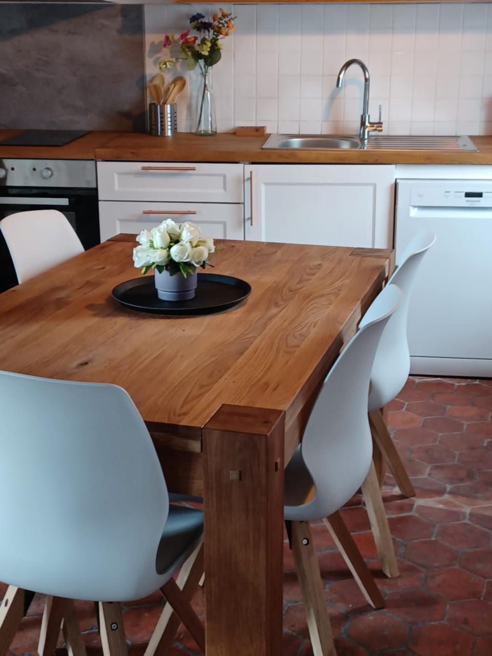 Kitchen or kitchenette, Dining area