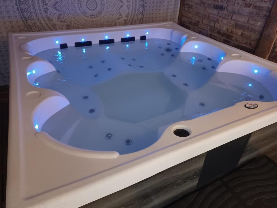 Hot Tub, Spa and wellness centre/facilities