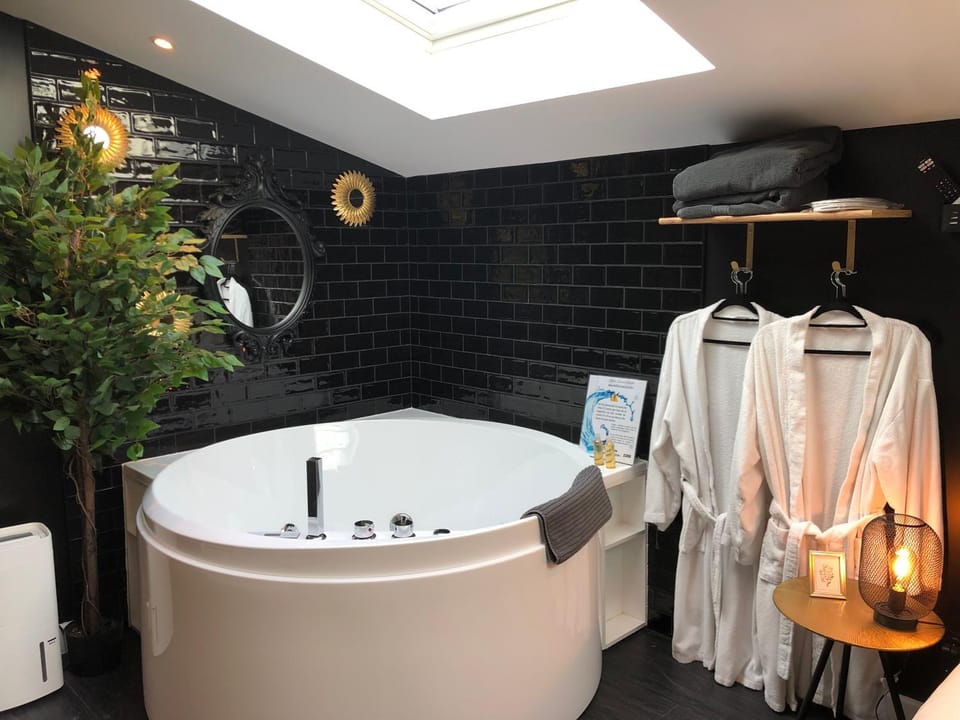 Playroom et Nuit Insolite Love hotel in Nouvelle-Aquitaine