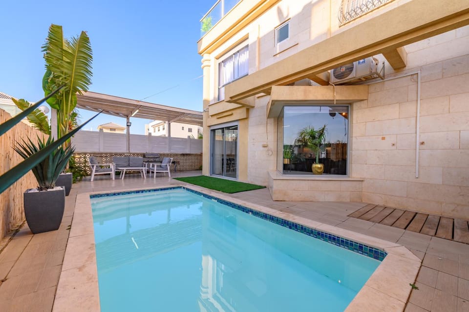 Property building, Patio, Day, Balcony/Terrace