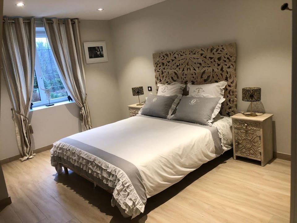 Bed, Photo of the whole room, Bedroom