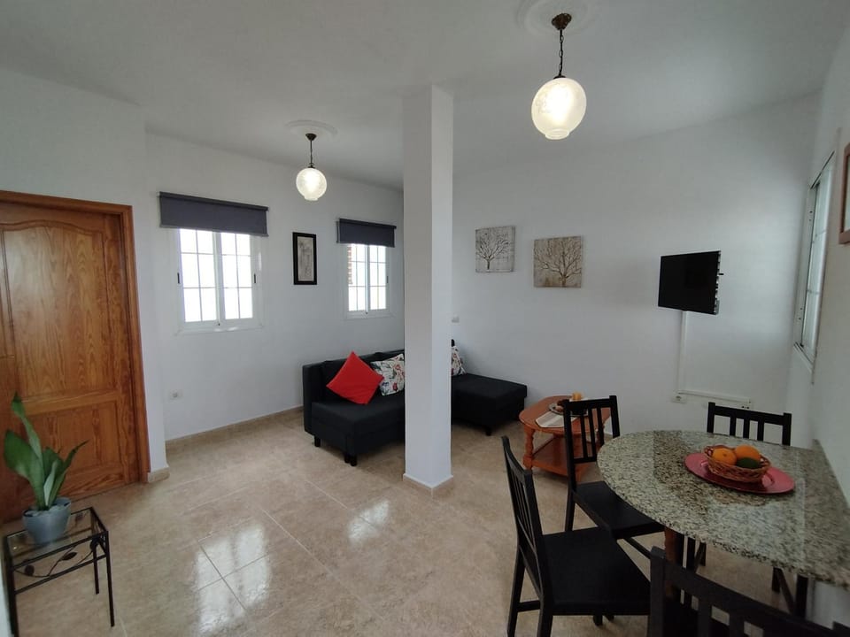 TV and multimedia, Living room, Seating area, Dining area