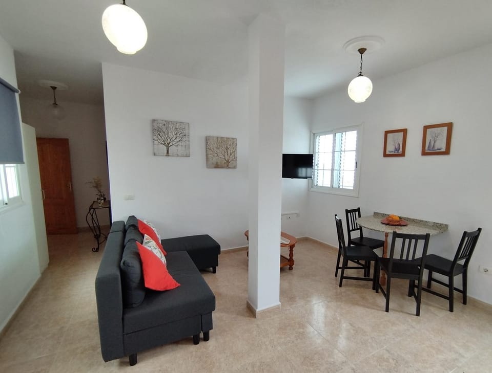 TV and multimedia, Living room, Seating area, Dining area