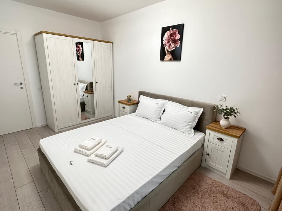 Bed, Photo of the whole room, Bedroom, towels, wardrobe