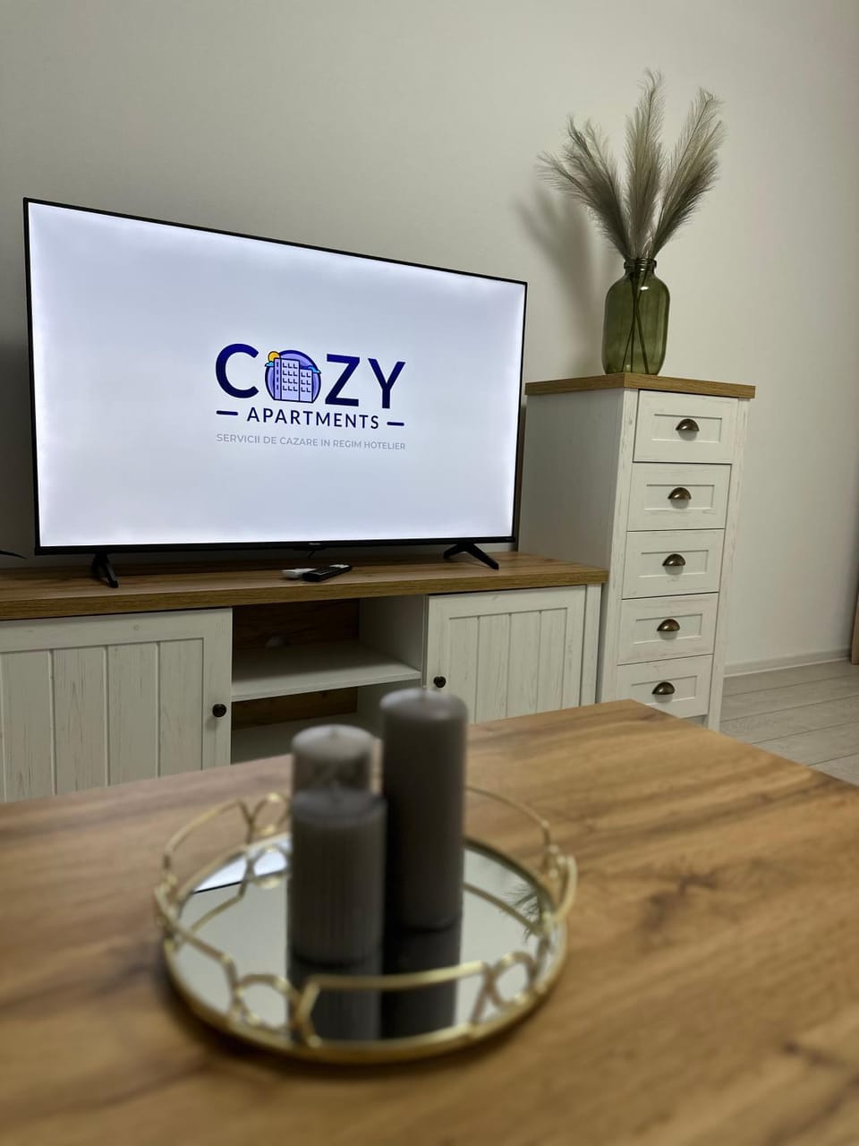 Communal lounge/ TV room, TV and multimedia, Evening entertainment, Text overlay