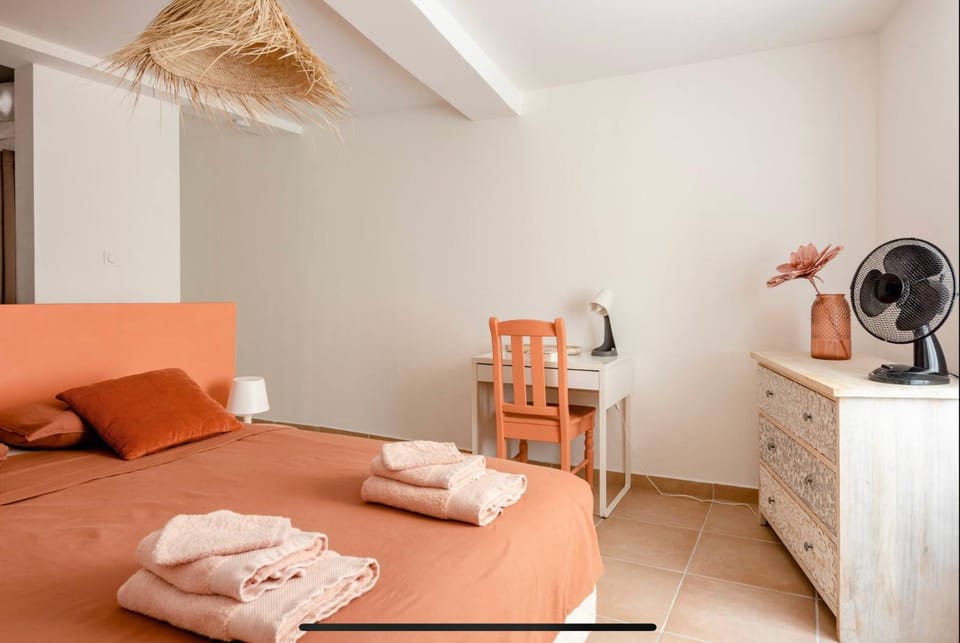 Bed, towels