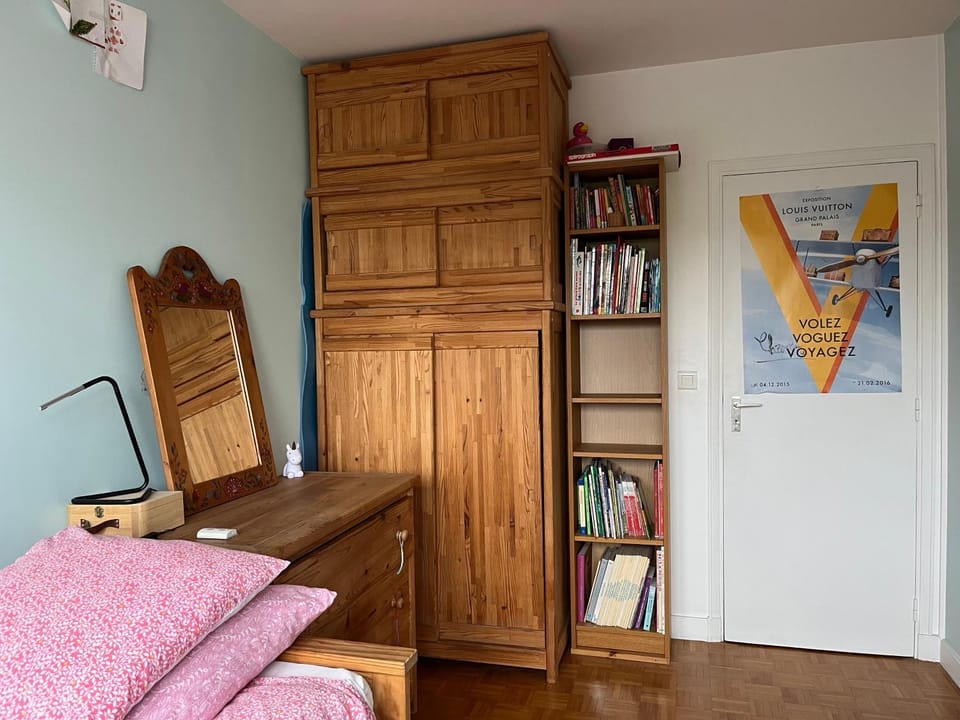 Photo of the whole room, Bedroom, wardrobe