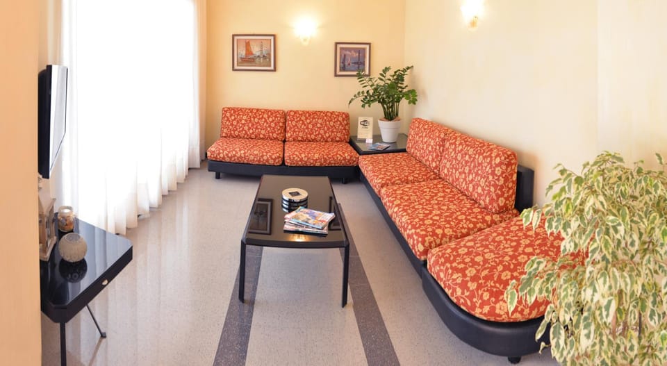 Communal lounge/ TV room