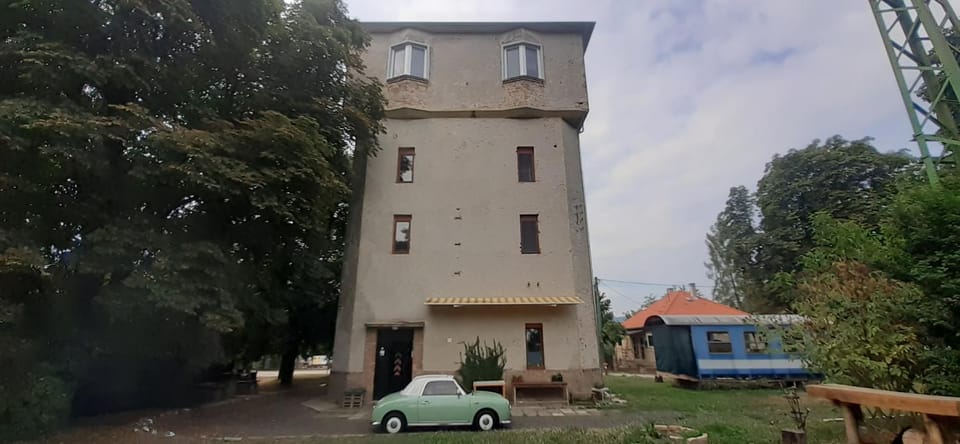 Property building, Garden, Parking