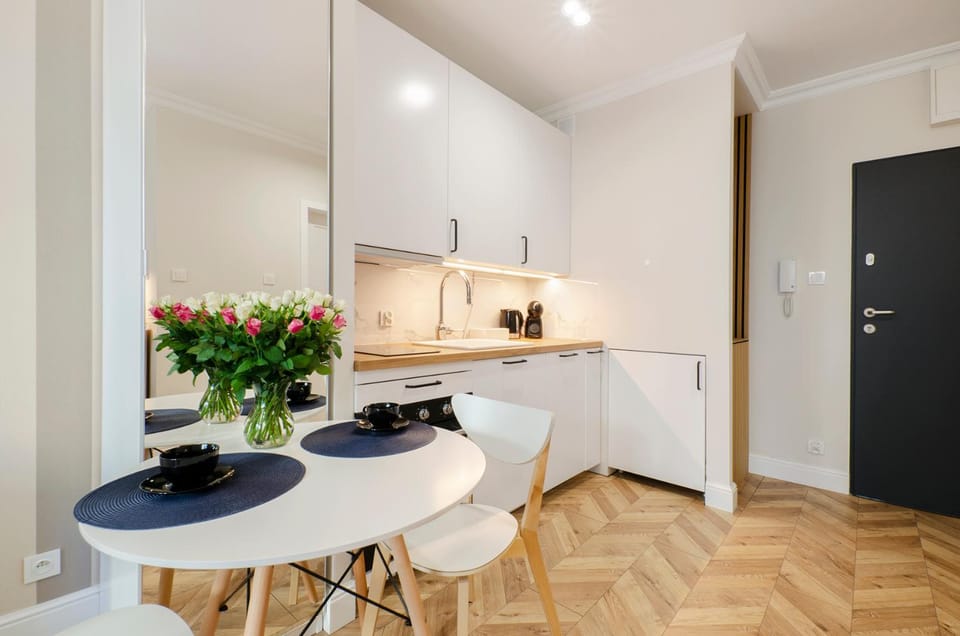Kitchen or kitchenette, Dining area, stove