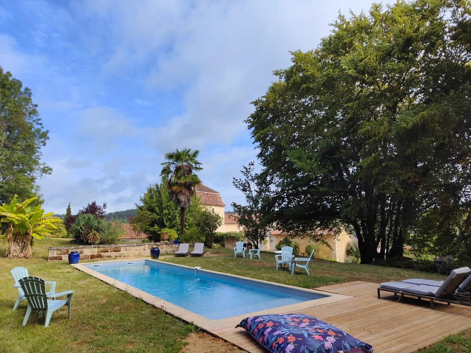 Swimming pool, sunbed