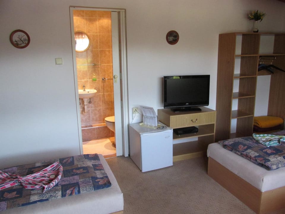 Toilet, Bed