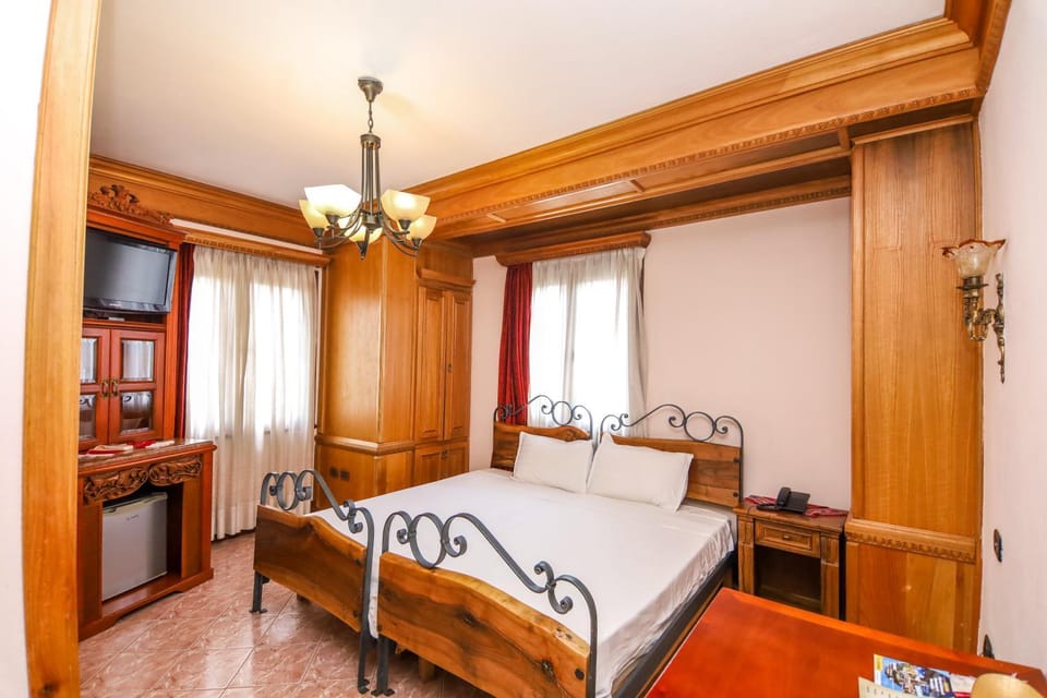 Bed, TV and multimedia, Kitchen or kitchenette, Photo of the whole room, Bedroom, hair dresser, wardrobe