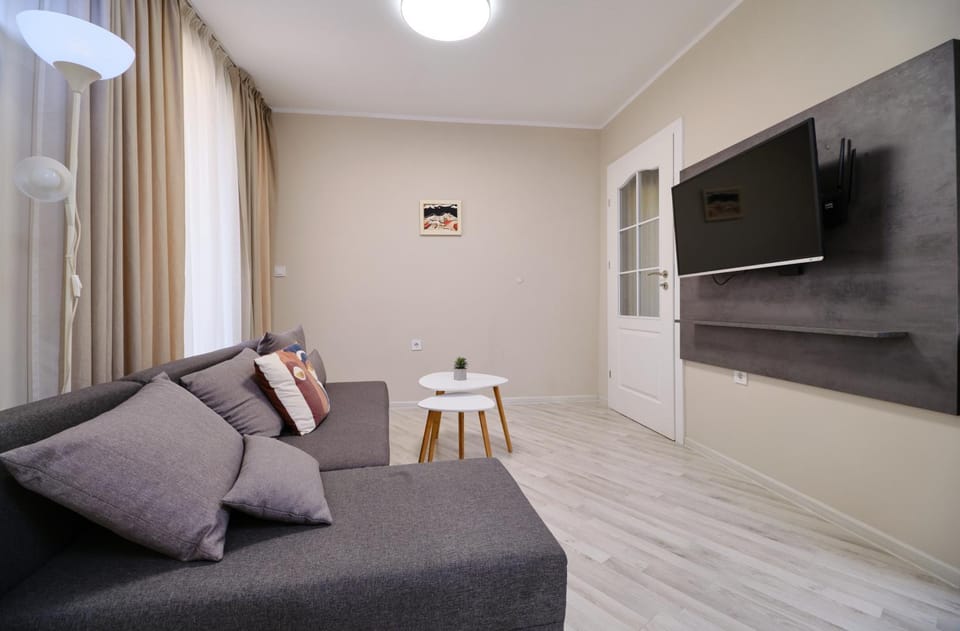 TV and multimedia, Living room, Seating area, Evening entertainment