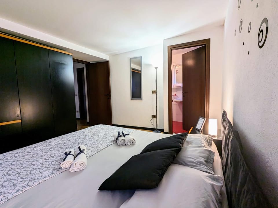Bed, Photo of the whole room, Bedroom, towels, wardrobe
