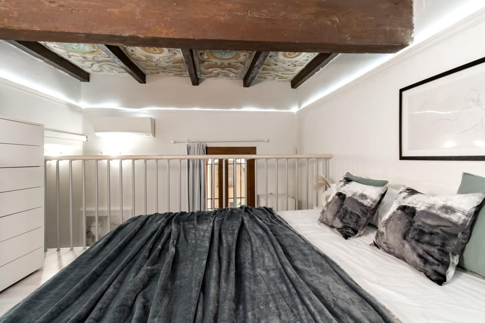 Charming Frescoed Loft Apartment in Bologna