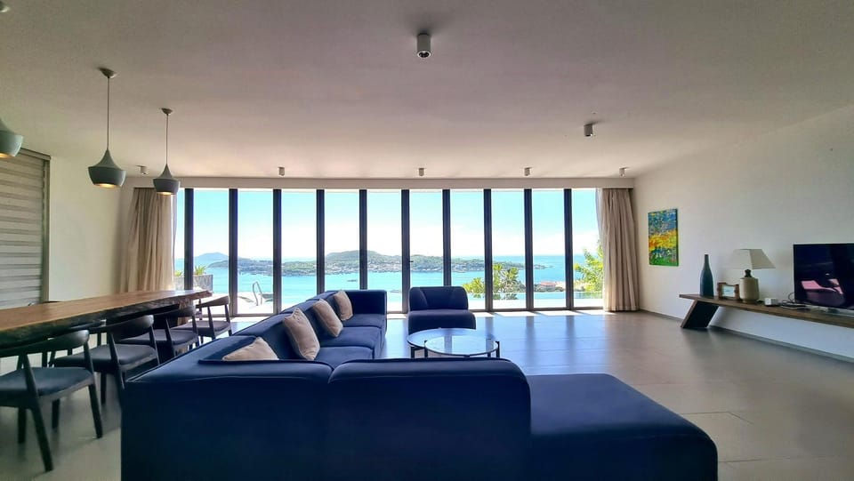 Communal lounge/ TV room, Natural landscape, TV and multimedia, Living room, Seating area, Dining area, Evening entertainment, Sea view