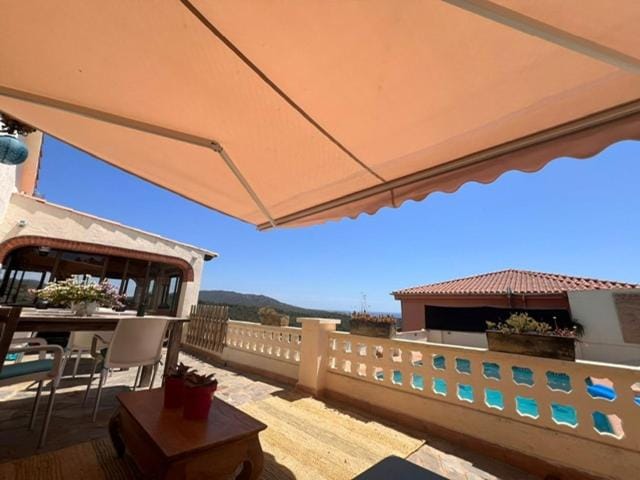 Pool view, Swimming pool, sunbed