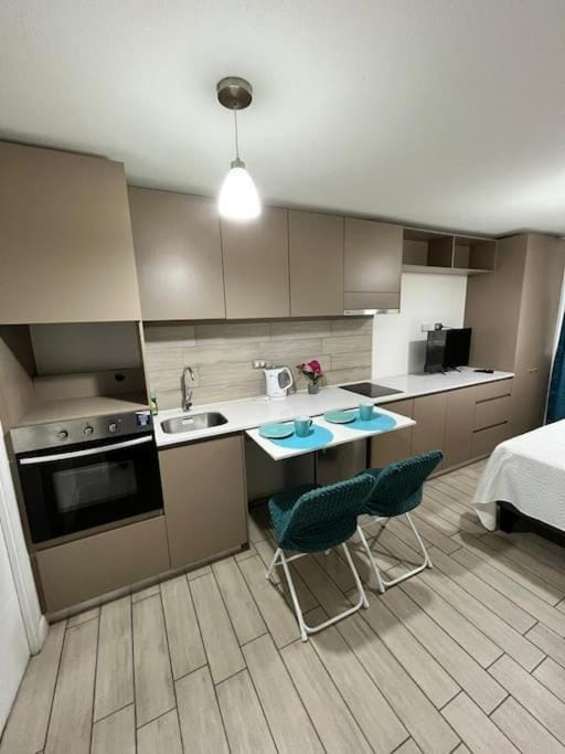 Kitchen or kitchenette, Dining area, pet friendly, stove