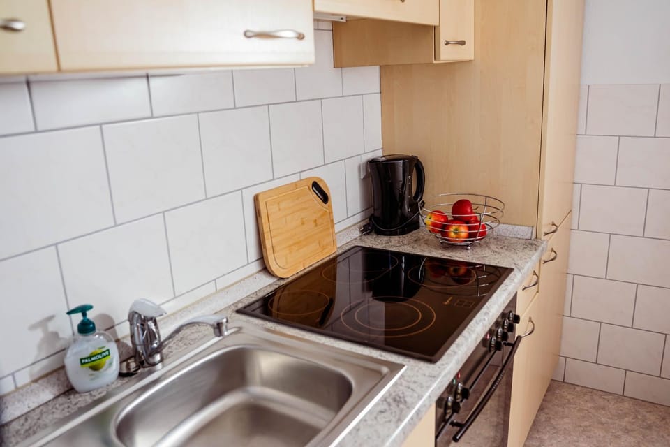 Coffee/tea facilities, Kitchen or kitchenette, stove