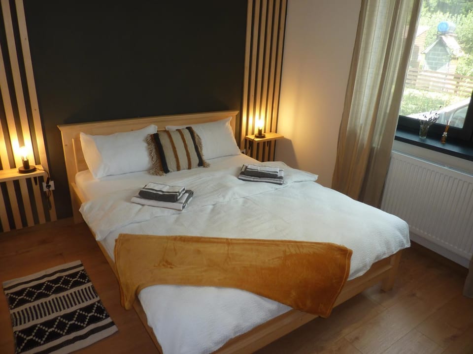 Bed, Photo of the whole room, Bedroom, towels