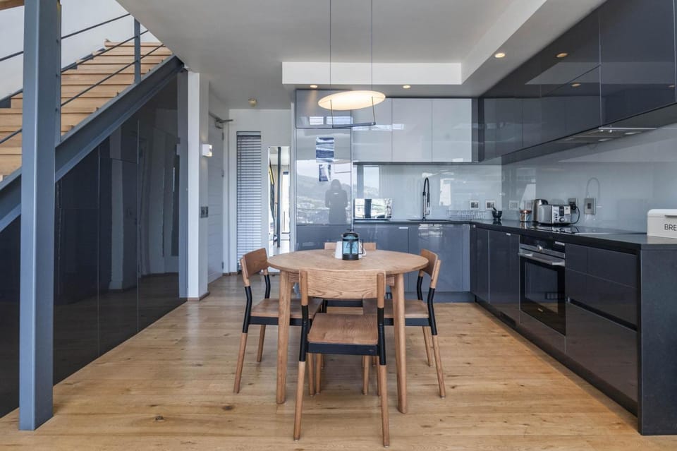 Modern City Loft - Balcony Scenic Mountain Views Apartment in Cape Town