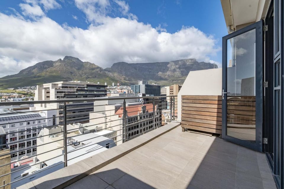 Modern City Loft - Balcony Scenic Mountain Views Apartment in Cape Town