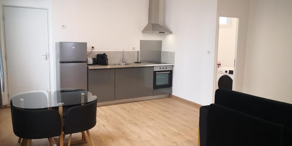 Kitchen or kitchenette, Seating area, Dining area, pet friendly, stove, toaster