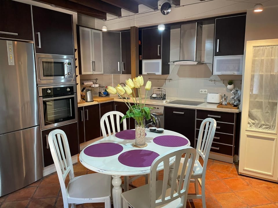 Coffee/tea facilities, Kitchen or kitchenette, Dining area, dishwasher, minibar, oven, pet friendly, stove, toaster