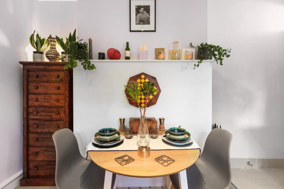 Living room, Seating area, Dining area, Evening entertainment