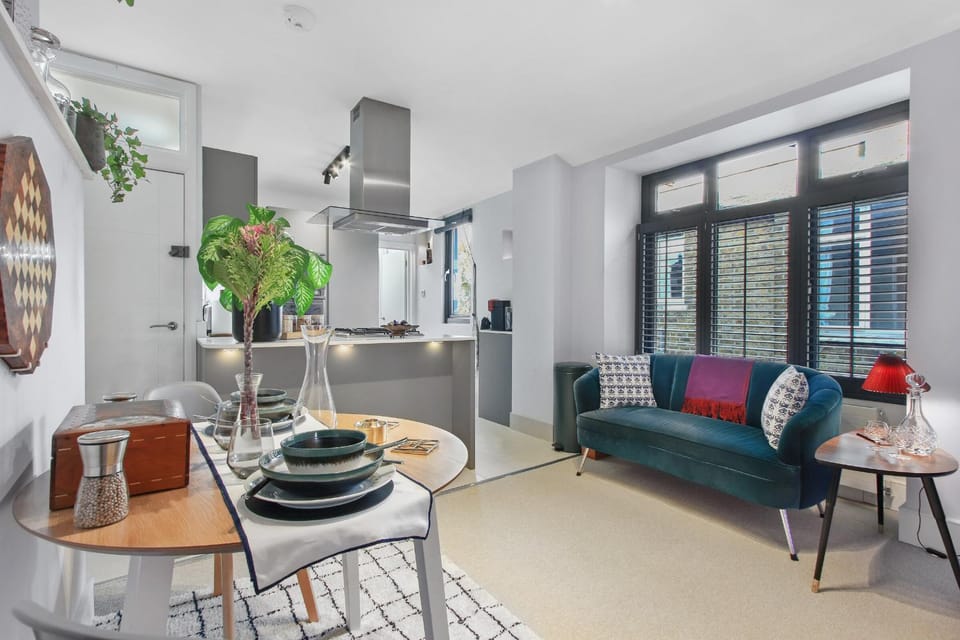 Coffee/tea facilities, Living room, Seating area, Dining area, oven, stove, kitchen
