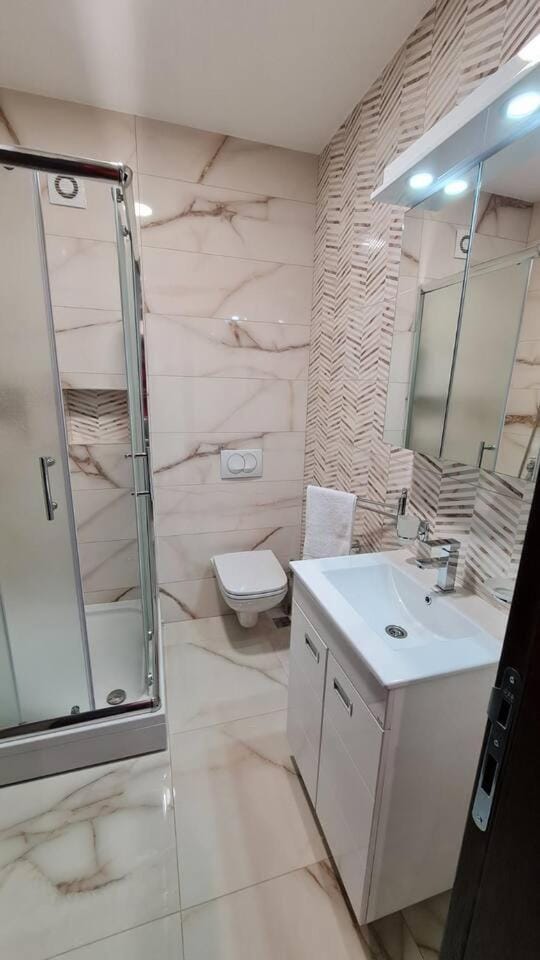 Shower, Toilet, Bathroom, towels