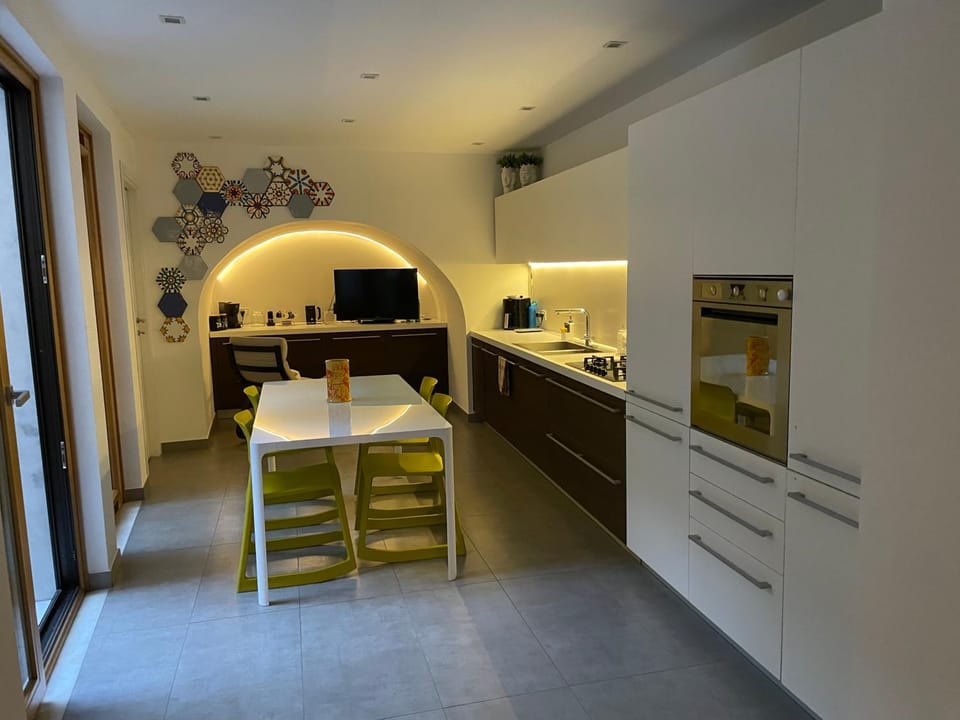 Kitchen or kitchenette, Dining area, pet friendly, stove