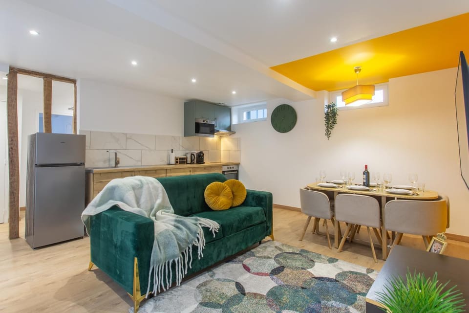 Kitchen or kitchenette, Living room, Seating area, Dining area, oven, stove