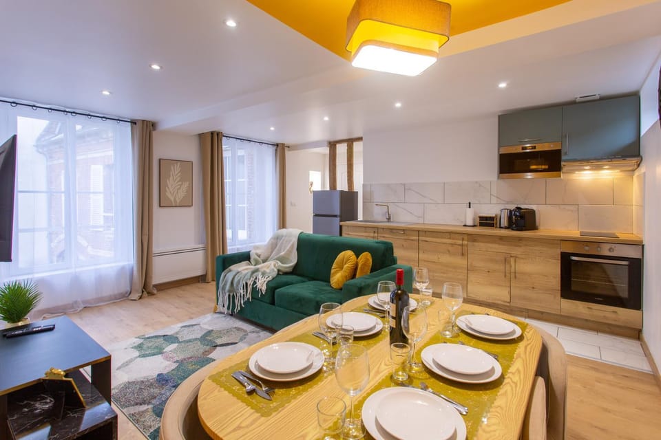 Kitchen or kitchenette, Living room, Seating area, Dining area, stove, toaster