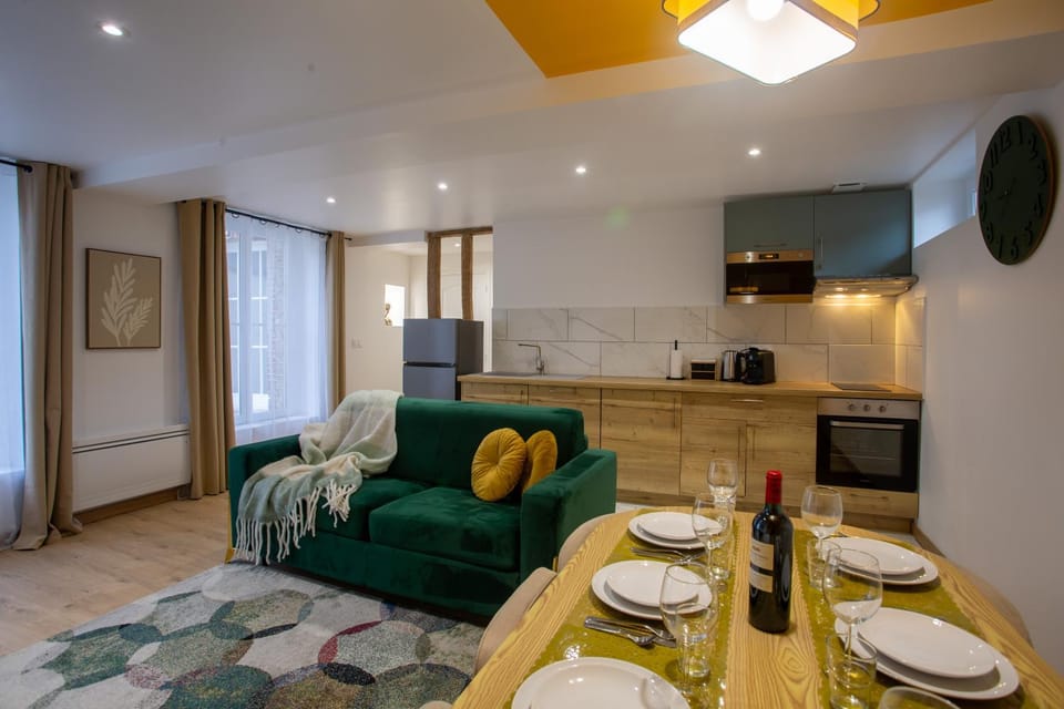 Kitchen or kitchenette, Seating area, Dining area, stove, toaster