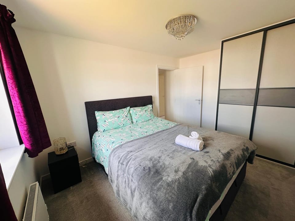 5 Bedroom detached House near Edinburgh Airport for Contractors and Family with free parking Country House in Scotland