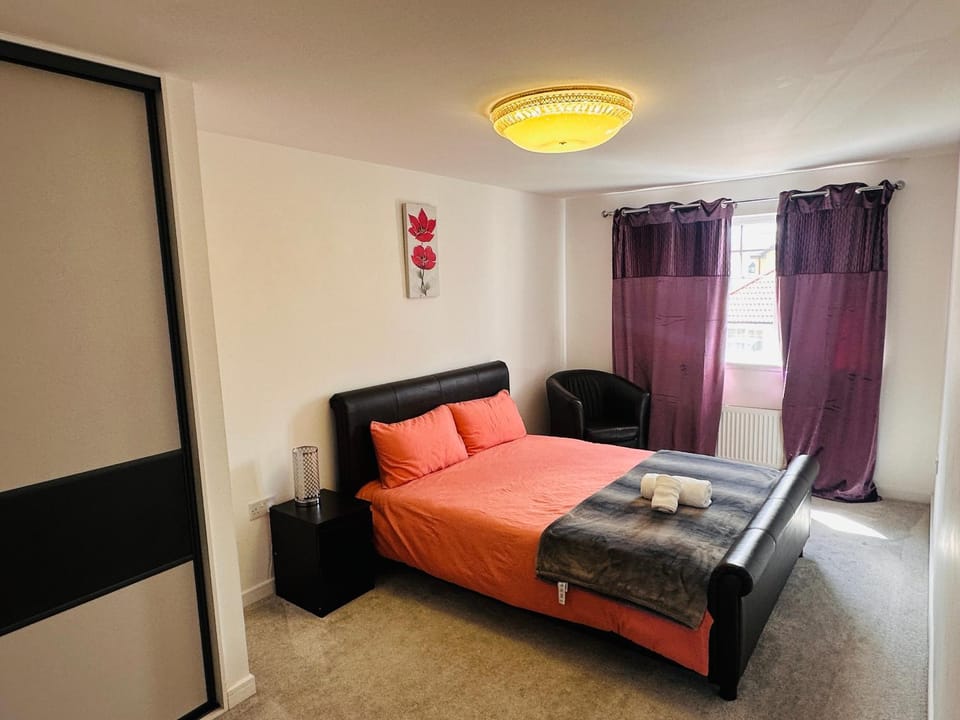 5 Bedroom detached House near Edinburgh Airport for Contractors and Family with free parking Country House in Scotland