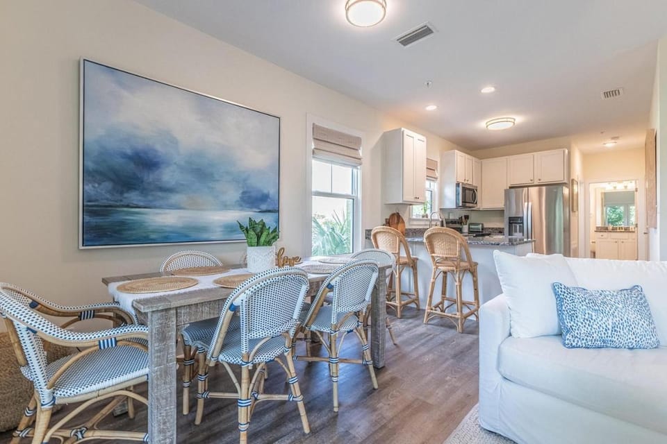 Kitchen or kitchenette, Seating area, Dining area
